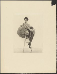 [Donna in costume da lattina seduta su uno sgabello] da Arthur F. Kales