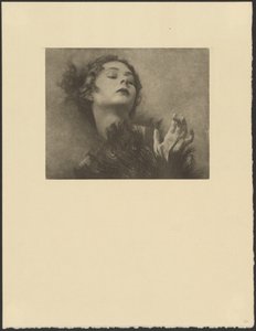 [Donna con ventaglio di piume di pavone]