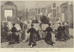 Ragazzi in uniforme blu che mostrano i loro disegni alla Regina a Buckingham Palace da Arthur Hopkins