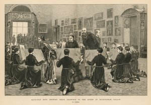 Ragazzi del Blue Coat che mostrano i loro disegni alla Regina a Buckingham Palace