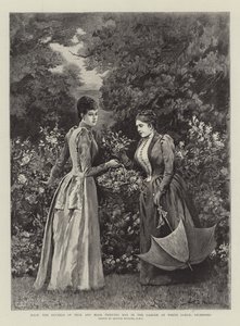 SAR la Duchessa di Teck e HSH la Principessa May nel giardino di White Lodge, Richmond da Arthur Hopkins