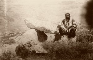 Dolmen e uomo, ovest di Hesban (Heshban), 1881 da Arthur M. Mantell