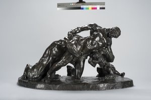Uomo in combattimento con cucciolo di leonessa