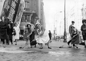 Comari che puliscono la Gran Via, rispondendo all