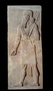 Arte mesopotamica (Assiria): Guerriero in armi dalla corte del palazzo del re di Assiria Sargon II (721 - 705 a.C.). Parigi, Museo del Louvre da Assyrian