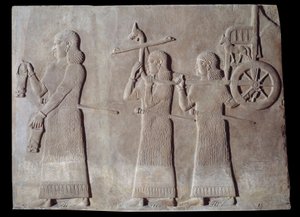 Arte mesopotamica (Assiria): corte del palazzo del re di Assiria Sargon II (721 - 705 a.C.) servitori che portano le situle e il carro del re. Parigi, Museo del Louvre da Assyrian