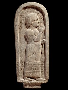 Stele funeraria in basalto di Si Gabbor, sacerdote del dio della luna. Epitaffio aramaico. VII secolo a.C. Dalla Siria. Parigi, Museo del Louvre da Assyrian