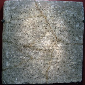Lastra di alabastro incisa con scrittura cuneiforme, proveniente dalla fortezza di Sargon II a Dur Sharrukin (attuale Khorsabad, Iraq)