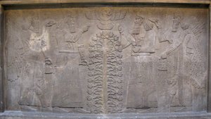 Rilievo con due figure di Ashurnasirpal, esseri mitologici alati e il dio Ashur, davanti all