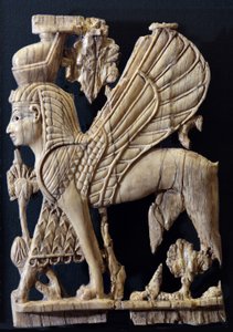 Grifone alato con volto umano, decorazione di mobili in avorio in stile fenicio, Nimrud, 800-700 a.C. (avorio) da Assyrian
