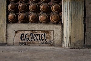 Facciata di una proprietà residenziale, dettaglio con la firma