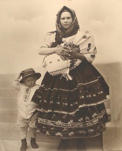 Donna e bambini slovacchi, c.1910 da Augustus F. Sherman
