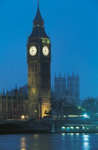 Vista notturna del Big Ben sul Tamigi, Londra, Inghilterra, Regno Unito