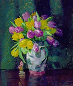 Tulipani gialli e malva in un vaso