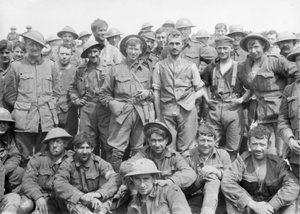 Un gruppo del 46° Battaglione di Fanteria australiano subito dopo essere usciti dalla linea davanti a Monument Wood, dove hanno vissuto un periodo di combattimenti molto severi, mostrando le condizioni da Australian Photographer