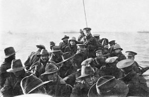Vista verso poppa di una scialuppa di salvataggio che trasporta uomini non identificati della Australian 1st Divisional Signal Company, mentre vengono trainati verso Anzac Cove alle 6 del mattino del giorno dello sbarco, 25 aprile 1915 (foto in bianco e ne da Australian Photographer