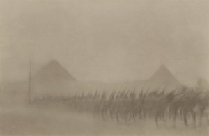 Fanteria australiana che marcia durante una tempesta di sabbia, conosciuta in Egitto come Khamseen, 1915 da Australian Photographer