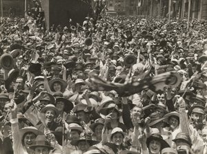 Folla a Martin Place, Sydney, che celebra la notizia della firma dell