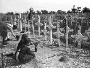 Bambini francesi che curano le tombe al Cimitero di Adelaide di australiani uccisi in battaglia sul Fronte Occidentale, Villers-Bretonneux, Francia 26 agosto 1919 da Australian Photographer