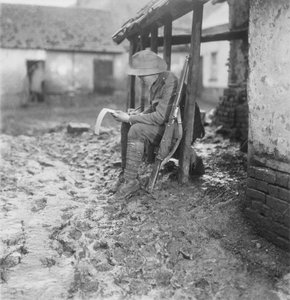 In alloggi a Flesselles. Un membro del 2° Battaglione australiano che continua la sua corrispondenza, 17-30 novembre 1916 da Australian Photographer