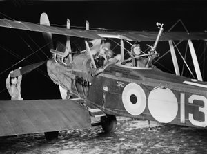 Tenente Stanley George Brearley, pilota, e Tenente Robert Harold Taylor, osservatore, del No. 69 Squadron (Australiano), Royal Flying Corps (RFC), che partono per un