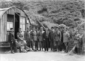 M. Georges Benjamin Clemenceau, il Primo Ministro francese, in visita alla 4ª Divisione, una visita unica al fronte australiano, 7 luglio 1918 da Australian Photographer