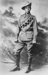 Ritratto di un militare aborigeno, 234 Soldato (Pte) Walter Christopher (Chris) George Saunders, c.1916 da Australian Photographer