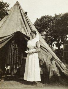 Sorella Ada Smith della 2nd Australian Casualty Clearing Station vicino a Steenwerck, Trois Arbres, Francia, 1916 da Australian Photographer