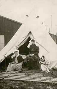 Sorella Eleanor Wibmer Jeffries e Sorella Nellie Constance Morrice (a destra) fuori dalla loro tenda al No 3 Australian General Hospital con fiori raccolti dalla riva della Somme, c. giugno 1917 da Australian Photographer