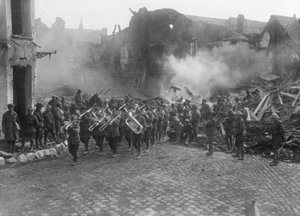 La banda della 5ª Brigata di Fanteria australiana, guidata dal Sergente Bandmaster A Peagam del 19° Battaglione, che attraversa la Grande Place (Piazza della Città) di Bapaume, suonando la Victoria March da Australian Photographer