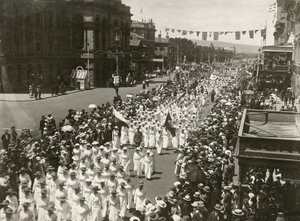 Donne che tengono una marcia per il Giorno della Pace lungo King William Street, Adelaide, Australia Meridionale, novembre 1918