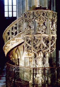 Pulpito dei Pellegrini, decorato con busti dei Quattro Padri della Chiesa, teologi che rappresentano i quattro temperamenti fisiognomici, lo scultore stesso guarda da una finestra sottostante, di Anton Pilgr