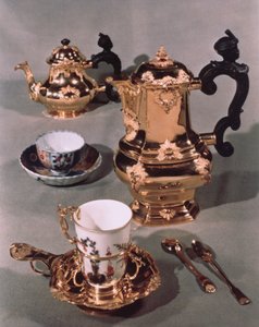 Teiera, zuccheriera, cioccolatiera e tazza, da un servizio da colazione di Meissen realizzato da Domanek, Vienna, 1750