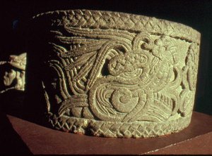 Urna con serpente piumato da Aztec