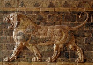 La Via Processionale di Babilonia eretta sotto il regno di Nabucodonosor II (605-562 a.C.): dettaglio della Porta di Ishtar che raffigura un leone a mosaico di mattoni. Babilonia, Iraq. Parigi, Museo del Louvre