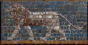 La Via Processionale di Babilonia eretta sotto il regno di Nabucodonosor II (605-562 a.C.): dettaglio della Porta di Ishtar che raffigura un leone a mosaico di mattoni. Babilonia - Museo Archeologico di Istanbul