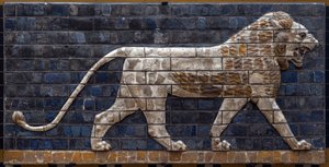La Via Processionale di Babilonia eretta sotto il regno di Nabucodonosor II (605-562 a.C.): dettaglio della Porta di Ishtar raffigurante un leone a mosaico di mattoni. Babilonia - Museo Archeologico di Istanbul