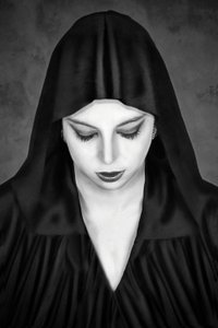La misteriosa donna incappucciata