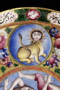 Ciotola con coperchio, piattino e cucchiaio con decorazione astrologica, inizio XIX secolo da Baqir