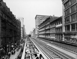 Binari sopraelevati vicino alla stazione di Adams Street, Chicago, Illinois, USA, c.1900 da Barnes and Crosby