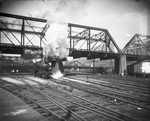 The Pennsylvania Limited arriva alla Union Station, Chicago, Illinois, USA, c.1900 (foto in b/n) da Barnes and Crosby