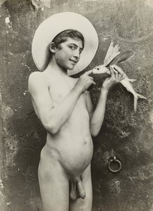 [Ragazzo con pesce] da Baron Wilhelm von Gloeden