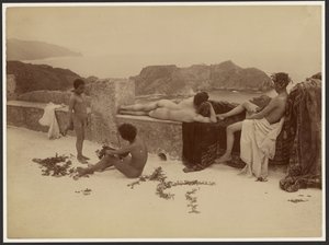 [Quattro ragazzi nudi che si sdraiano]