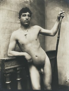 [Uomo nudo con bastone e crocifisso al collo] da Baron Wilhelm von Gloeden