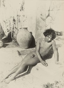 [Giovane nudo sdraiato sui gradini]