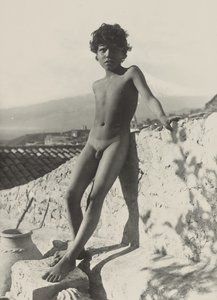 [Giovane nudo in piedi] da Baron Wilhelm von Gloeden