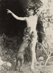 [Giovane nudo con cane]