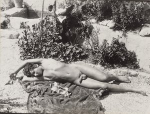 [Giovane uomo nudo e sdraiato] da Baron Wilhelm von Gloeden