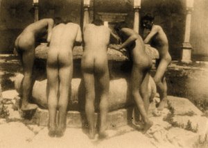 Studio di cinque ragazzi che guardano in un pozzo, Sicilia, c.1900
