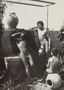 [Tre ragazzi in un giardino] da Baron Wilhelm von Gloeden